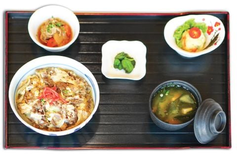 牛丼/ Fried beef, vegetables with rice | Cơm bò hầm trứng