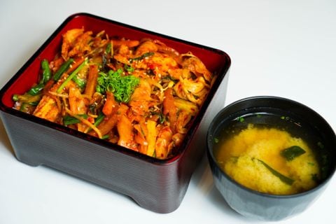 キムチ丼/ Stir Fried Pork With Kimchi Rice Bowl | Cơm Kimchi Xào Thịt Heo
