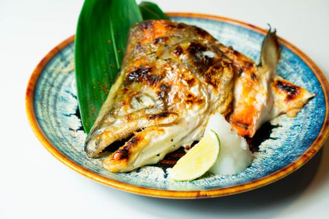 鮭頭塩焼き/ Grilled Salmon Head With Salt | Đầu Cá Hồi Nướng Muối