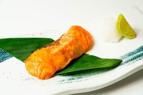 さけ塩焼き(照り焼き)/ Grilled Salmon with salt (teri) | Cá hồi nướng muối (sốt Teri)