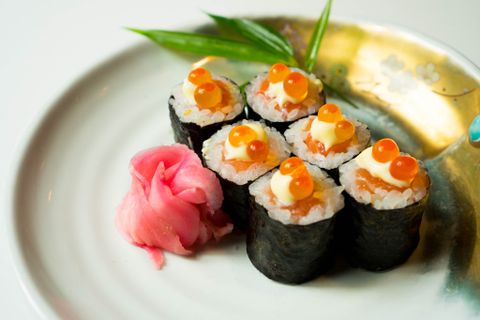 イクラとサーモン巻き/ Salmon,Salmon Roe Hand Roll | Cơm Cuộn Cá Hồi Và Trứng Cá Hồi