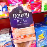  Giấy thơm quần áo Downy Infusions Bliss Sparkling Amber & Rose 65 tờ 
