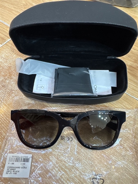 Kính Ferragamo Women's Sunglasses SF1066S-001