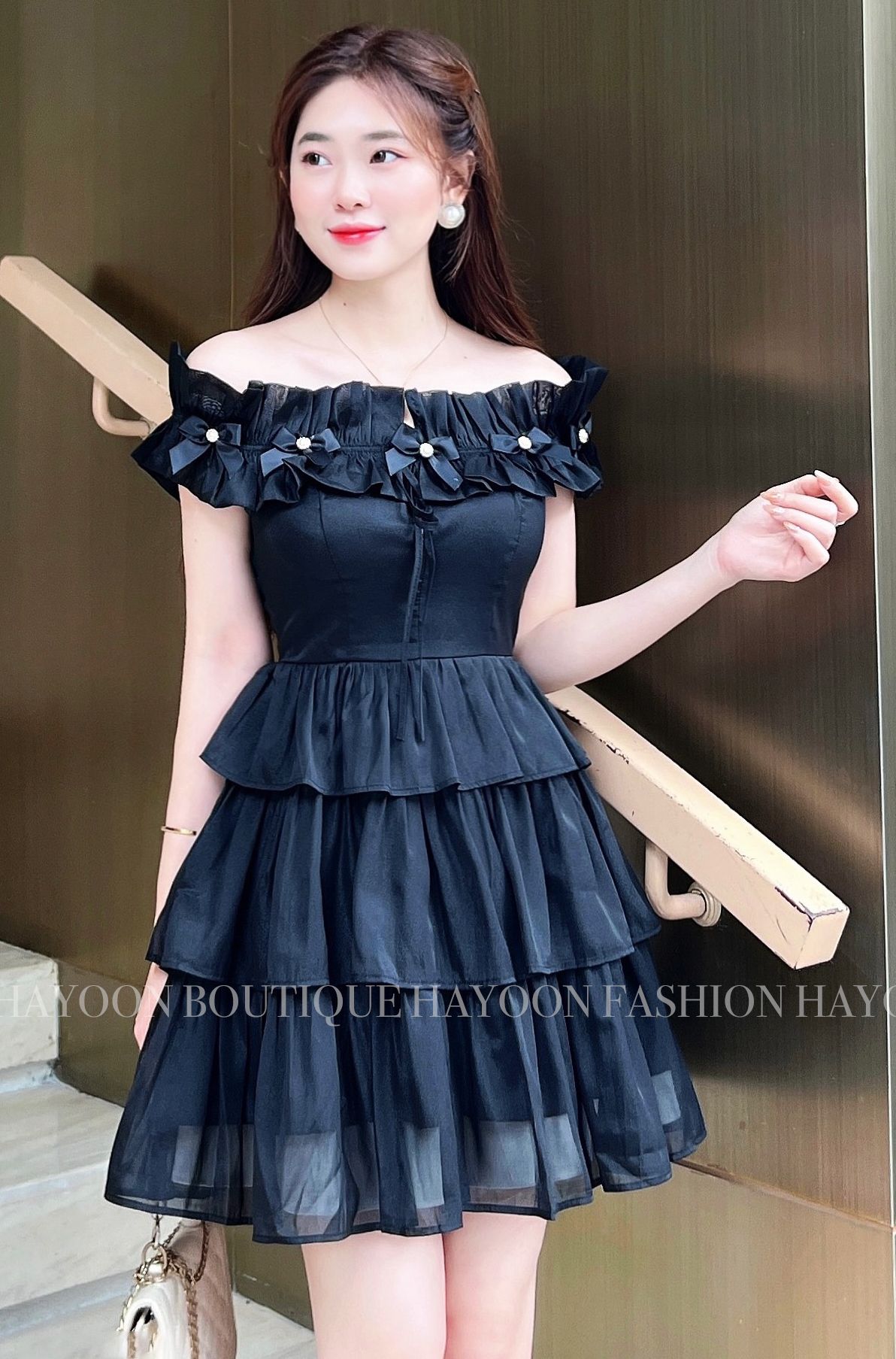 Giảm giá Set áo trắng trễ vai kèm chân váy đen  BeeCost