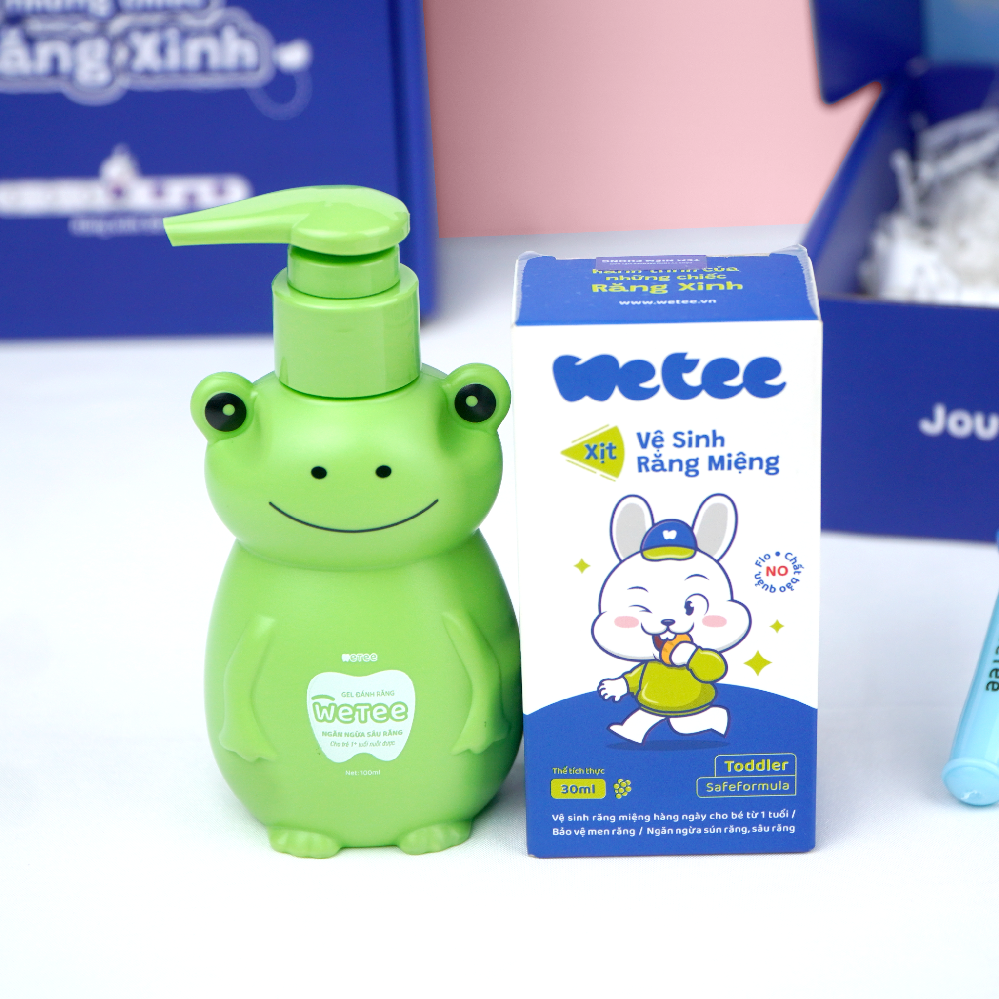  Combo Hành Trình Xanh gồm: 1 Xịt Vệ Sinh Răng Miệng Wetee Xanh 30ml và 1 Gel Đánh Răng 100ml Cho Bé Từ 1 Tuổi Tặng Bàn Chải Lông Mềm Hình Đáng Yêu 