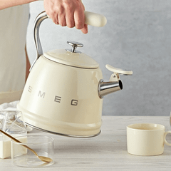 Ấm đun từ thổi sáo SMEG CKLW2001CR màu kem