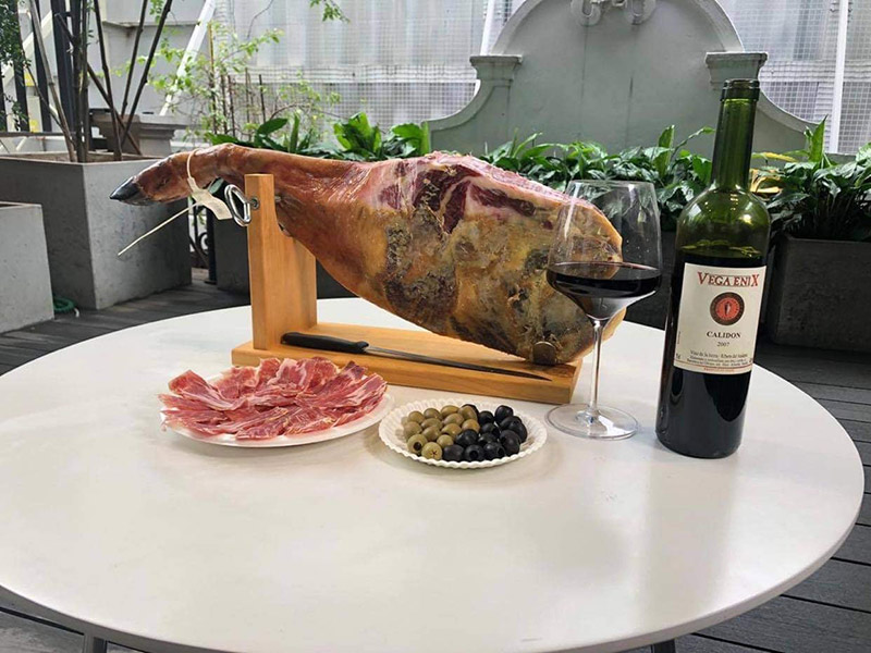 Đùi Heo Muối Jamonprive Paleta Iberica De Cebo 5Kg được trình bày cùng oliu