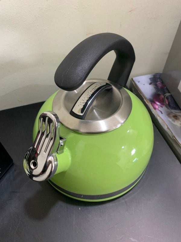 Ấm đun bếp từ KitchenAid màu xanh tay cầm đen&nbsp;tráng men sứ đầy màu sắc