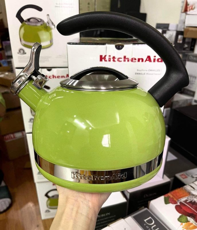 Mặt ngoài Ấm đun bếp từ KitchenAid màu xanh tay cầm đen bằng sứ có màu sắc sống động