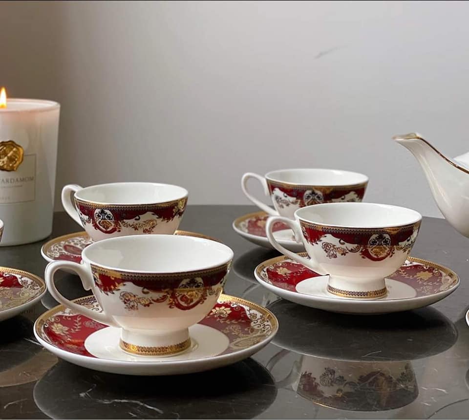 Bộ trà sứ viền đỏ imperial london được gia công vô cùng cẩn thận với chất liệu sứ Imperial