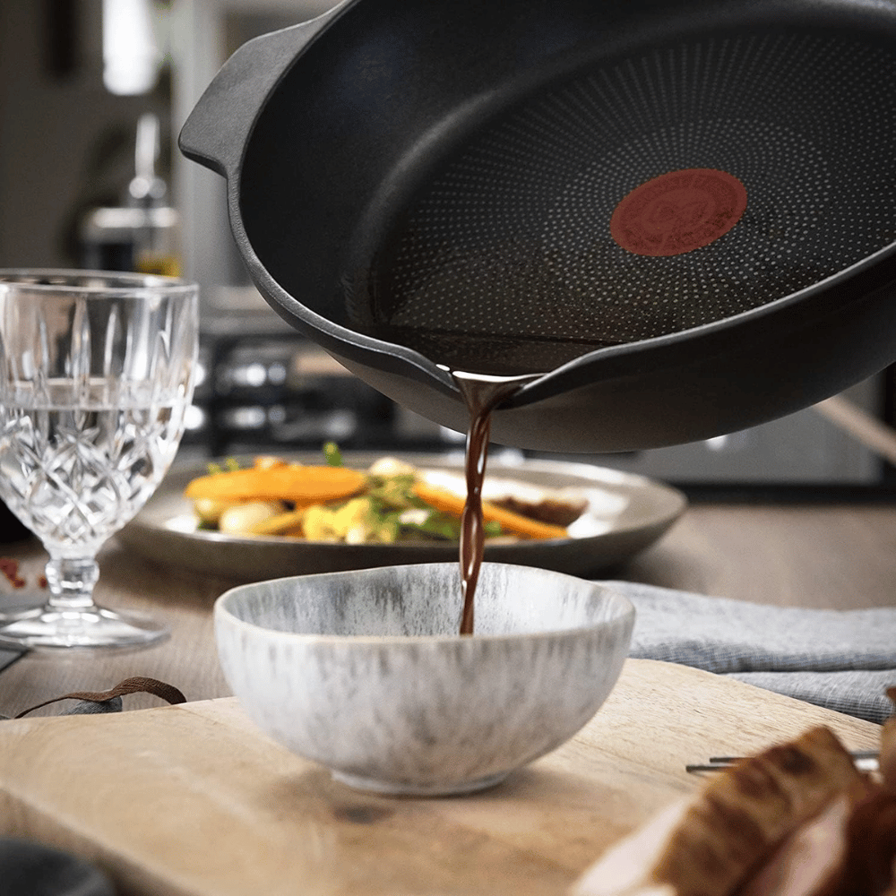 Chảo đúc cao cấp Tefal Robusto có miệng rót 22cm E2490344
