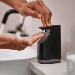 Bình bơm xà phòng nhỏ gọn Joseph Joseph 70602 màu đen