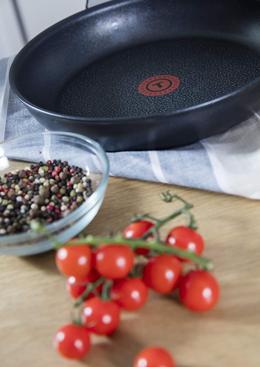 Bộ chảo Tefal 22 + 26 cm màu đen cán rời L65091