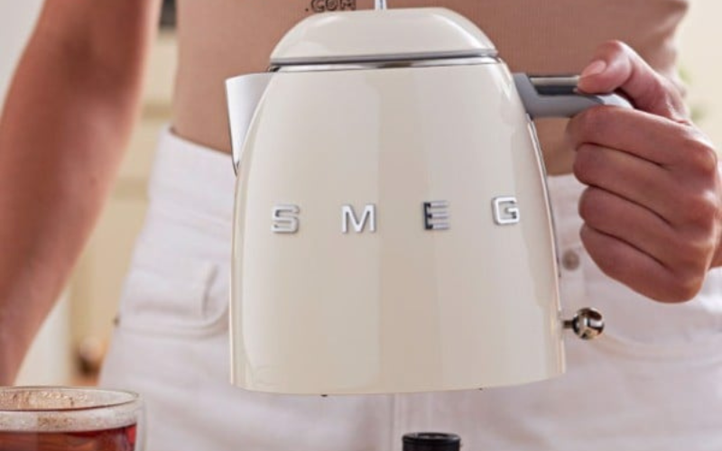 Ấm siêu tốc mini SMEG KLF05CREU 0,8L màu kem
