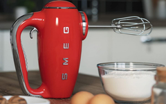 Máy đánh trứng SMEG HMF01RDEU màu đỏ