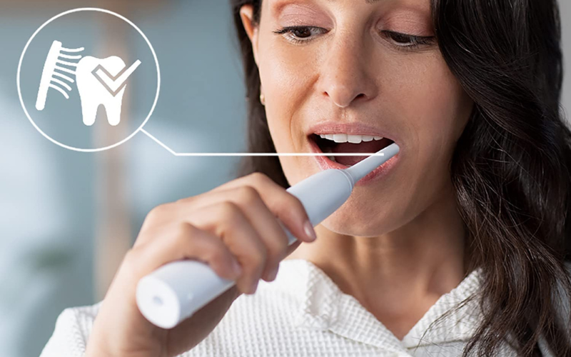 Bàn chải điện Philips HX3673/13 series 3100 màu trắng kèm hộp đựng du lịch