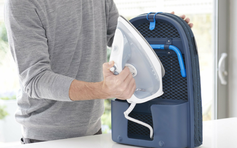 Bàn để ủi đồ gấp gọn cao cấp có móc treo cửa Joseph Joseph Pocket Folding Plus (Blue) 50010