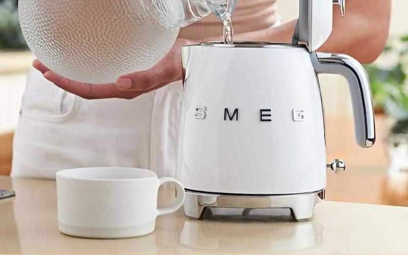 Ấm siêu tốc mini SMEG KLF05WHEU 0,8L màu trắng