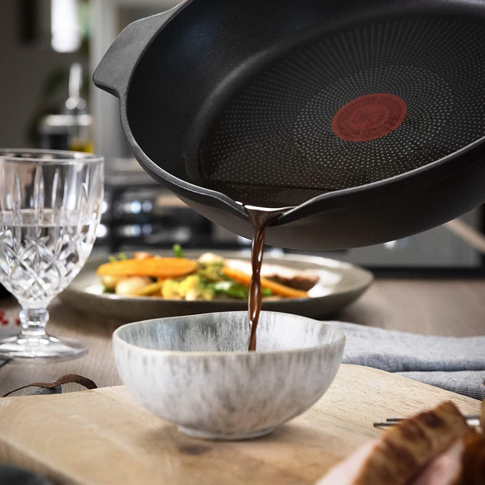 Chảo đúc cao cấp Tefal Robusto có miệng rót 24cm E2490444