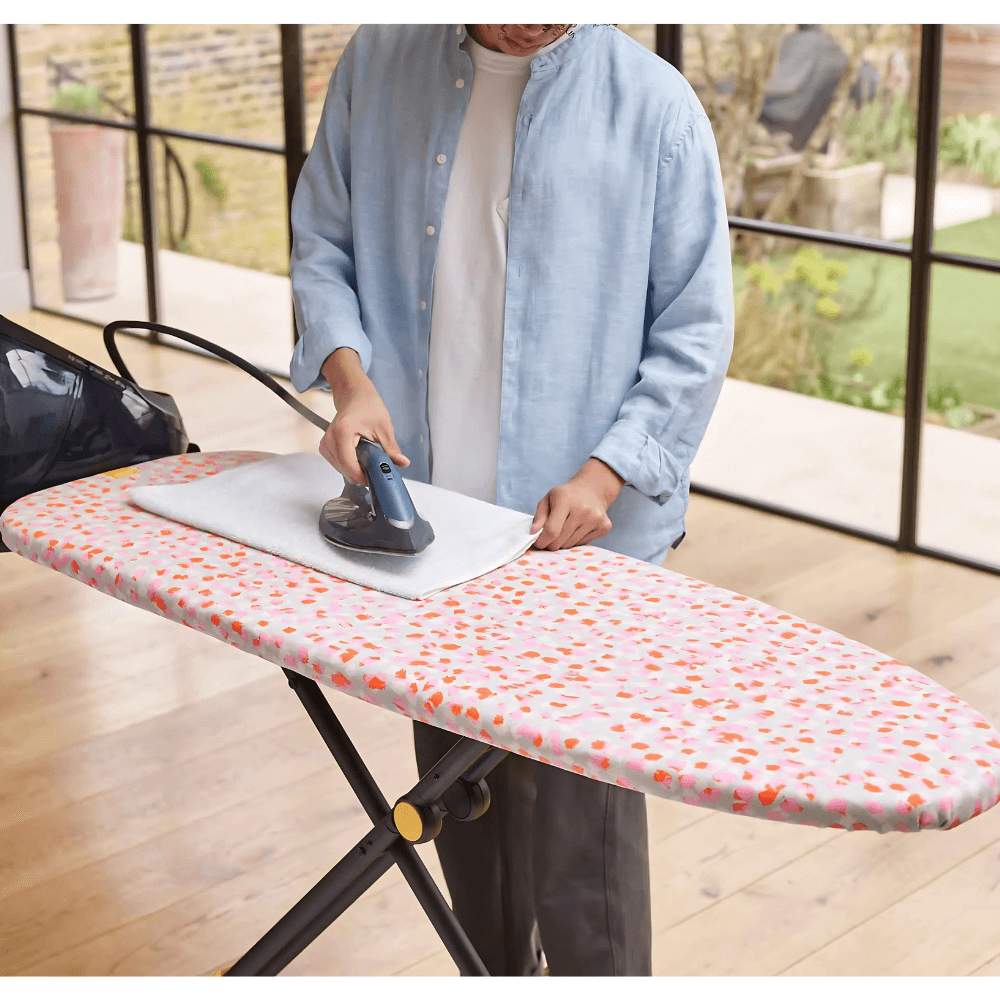 Bàn để ủi đồ chân cao có móc treo cửa Joseph Joseph Glide Max (Peach Blossom) 50029