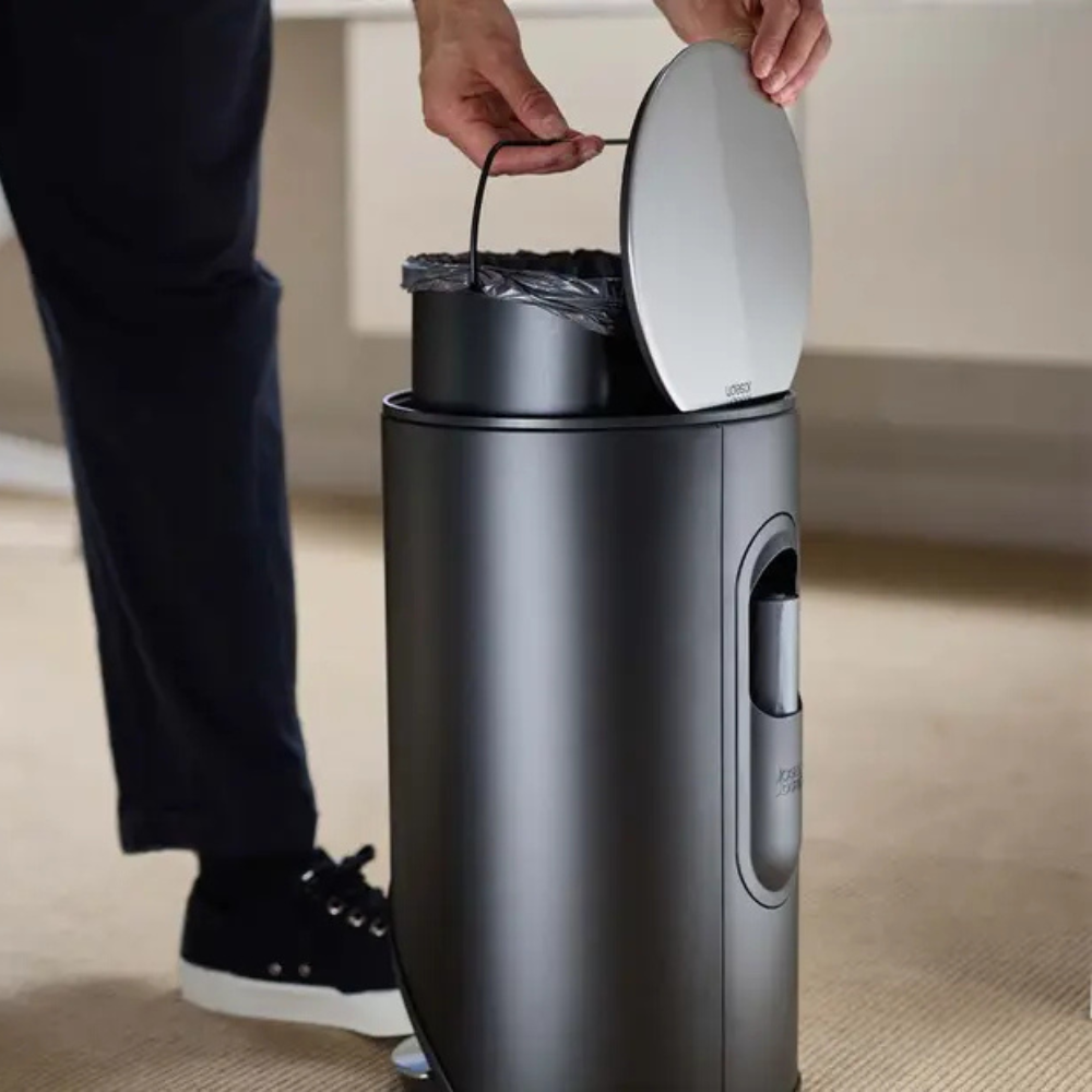 Thùng rác có bàn đạp Joseph Joseph 30151 10L màu đen carbon