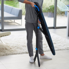 Bàn để ủi đồ chân cao có móc treo cửa Joseph Joseph Glide Plus (Blue) 50006