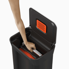 Thùng rác nén rác và khử mùi Joseph Joseph Titan 30L 30146 màu đen Carbon