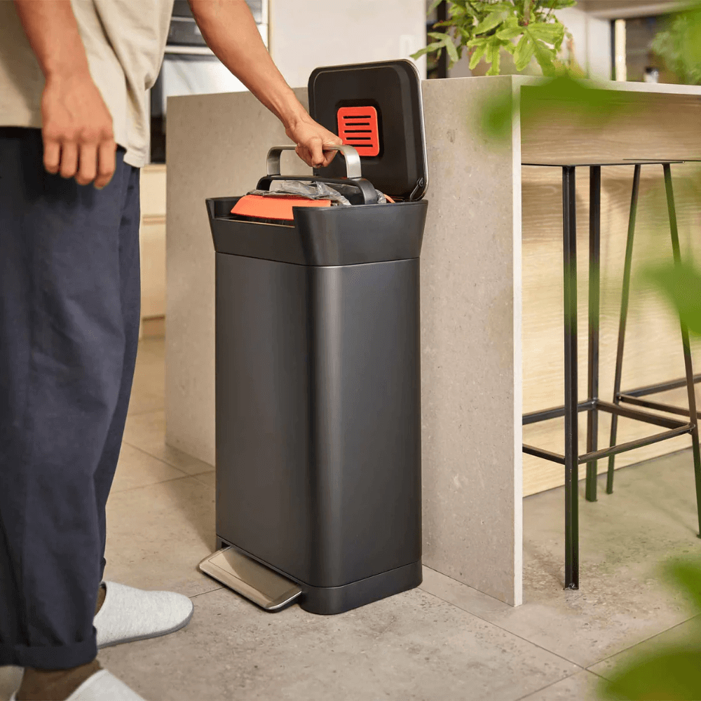 Thùng rác nén rác và khử mùi Joseph Joseph Titan 30L 30146 màu đen Carbon
