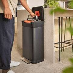 Thùng rác nén rác và khử mùi Joseph Joseph Titan 30L 30146 màu đen Carbon