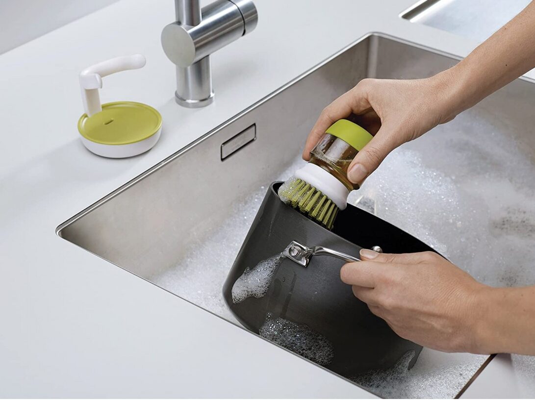Dụng cụ rửa nồi chảo joseph joseph JSH JSH Palm Srub có đế và ngăn chứa chất tẩy rửa