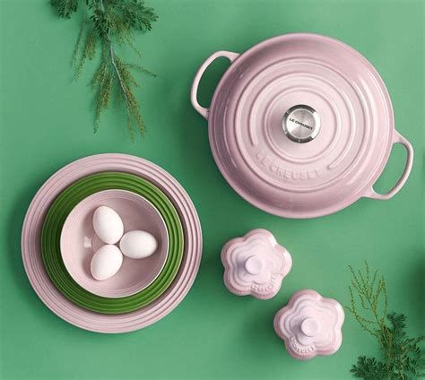 Hũ hình hoa có nắp Le Creuset màu hồng vỏ sò shell pink