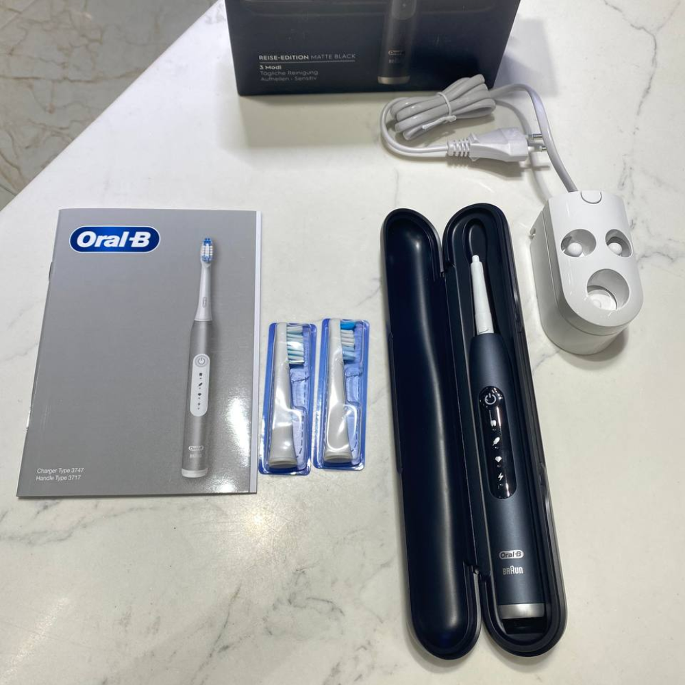 Bàn chải điện cao cấp ORAL-B Pulsonic Slim Luxe 4500 kèm hộp đựng du lịch màu đen