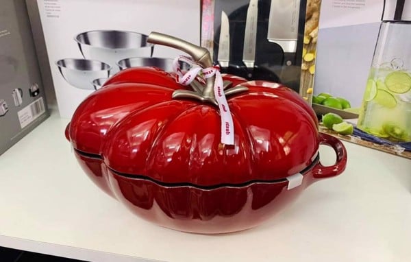 Nồi gang đúc cà chua Staub