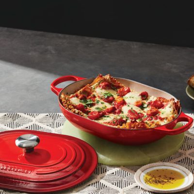 Chảo gang chữ nhật LeCreuset Bratreine 37x29cm Kirsche màu đỏ được sản xuất hoàn toàn từ các vật liệu chất lượng cao