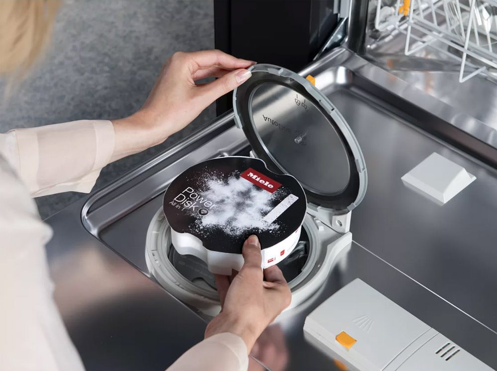 Chất tẩy rửa trong máy rửa bát được định lượng một cách tối ưu.