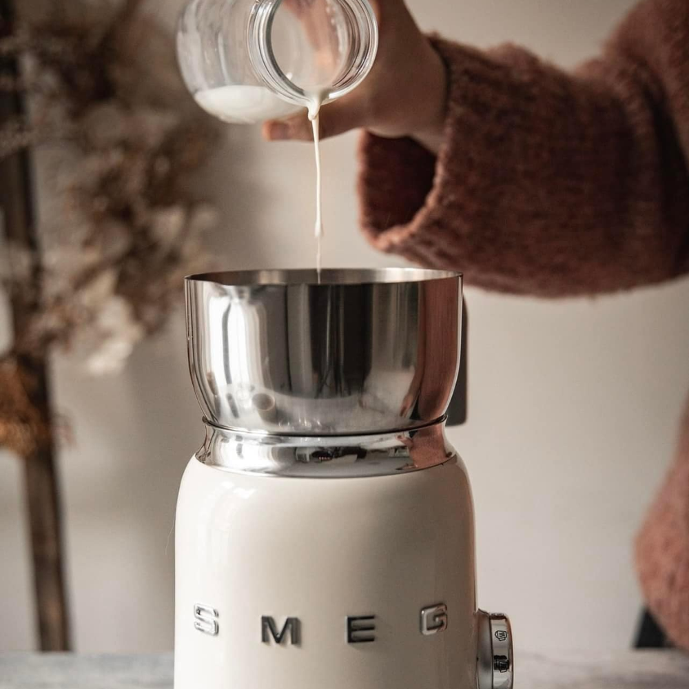 Máy đánh bọt sữa SMEG MFF11CREU màu kem