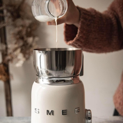 Máy đánh bọt sữa SMEG MFF11CREU màu kem