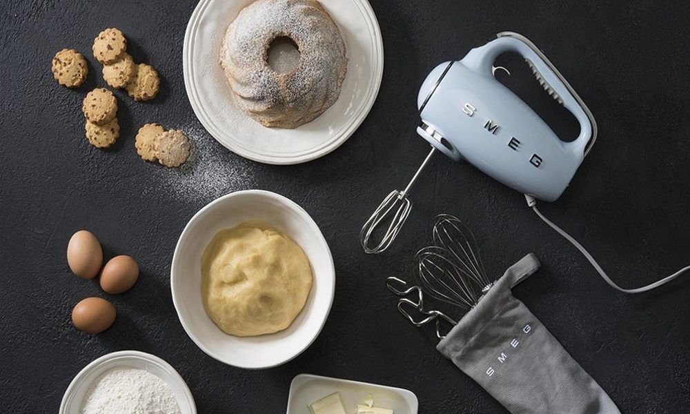 Giá máy đánh trứng SMEG HMF01PBEU màu xanh dương chất