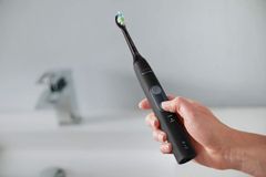 Bàn chải điện Philips Sonicare 4500 HX6830/53 màu đen kèm hộp đựng du lịch