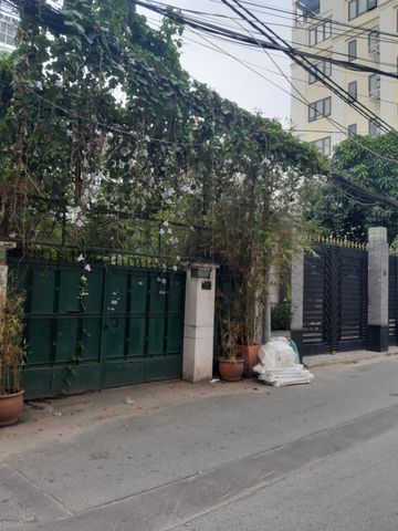 nhà góc hai mặt tiền đường Trần Hữu Trang, DT 8x19, giá 23 tỷ