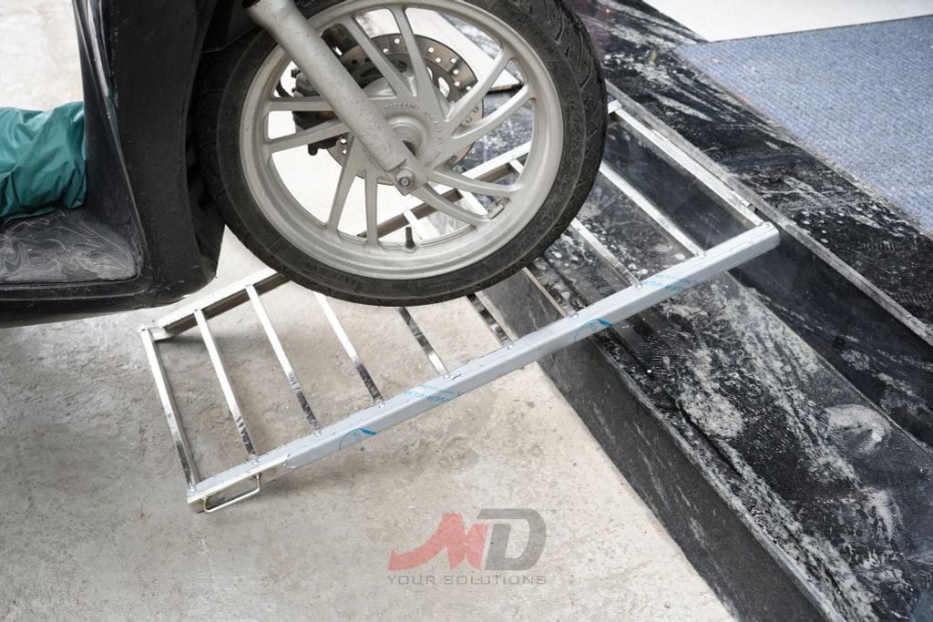 Cầu dắt xe máy thông minh gấp gọn