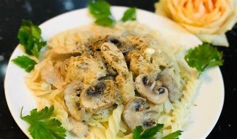  MỲ NUI SỐT THỊT GÀ NẤM 