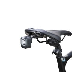 PAT treo đèn hậu MAGICSHINE trên yên xe đạp Trek và Specialized