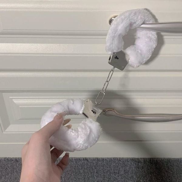 Còng Tay Số 8 Bằng Thép Có Lót Lông