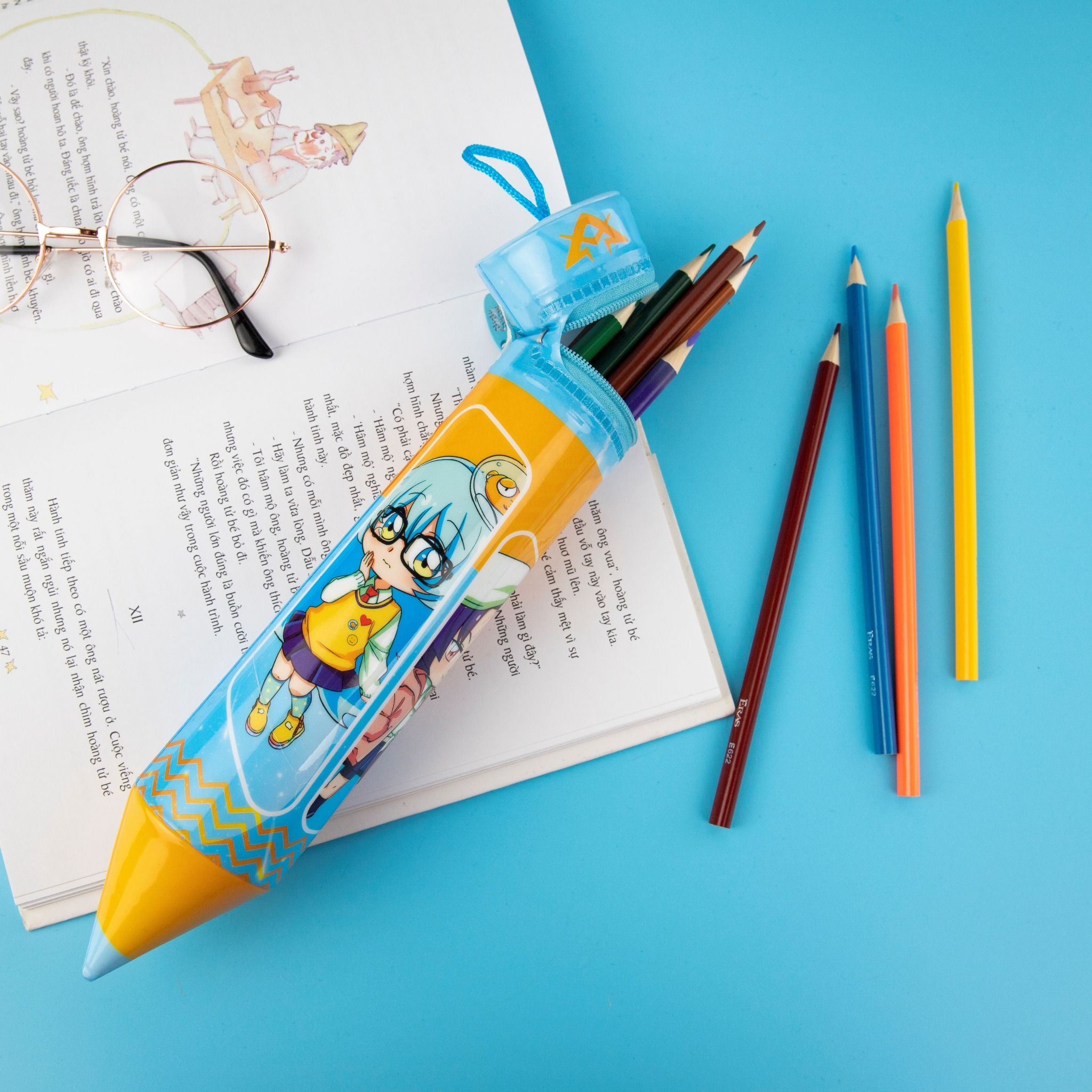  Đồ dùng học tập : Hộp viết sắc màu “Học Viện Alpha’ Cyan Hope 