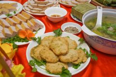Combo Giỏ Quà Giò Chả Sạch 2kg + Bánh Chưng Truyền Thống – Giao Nóng Mỗi Ngày
