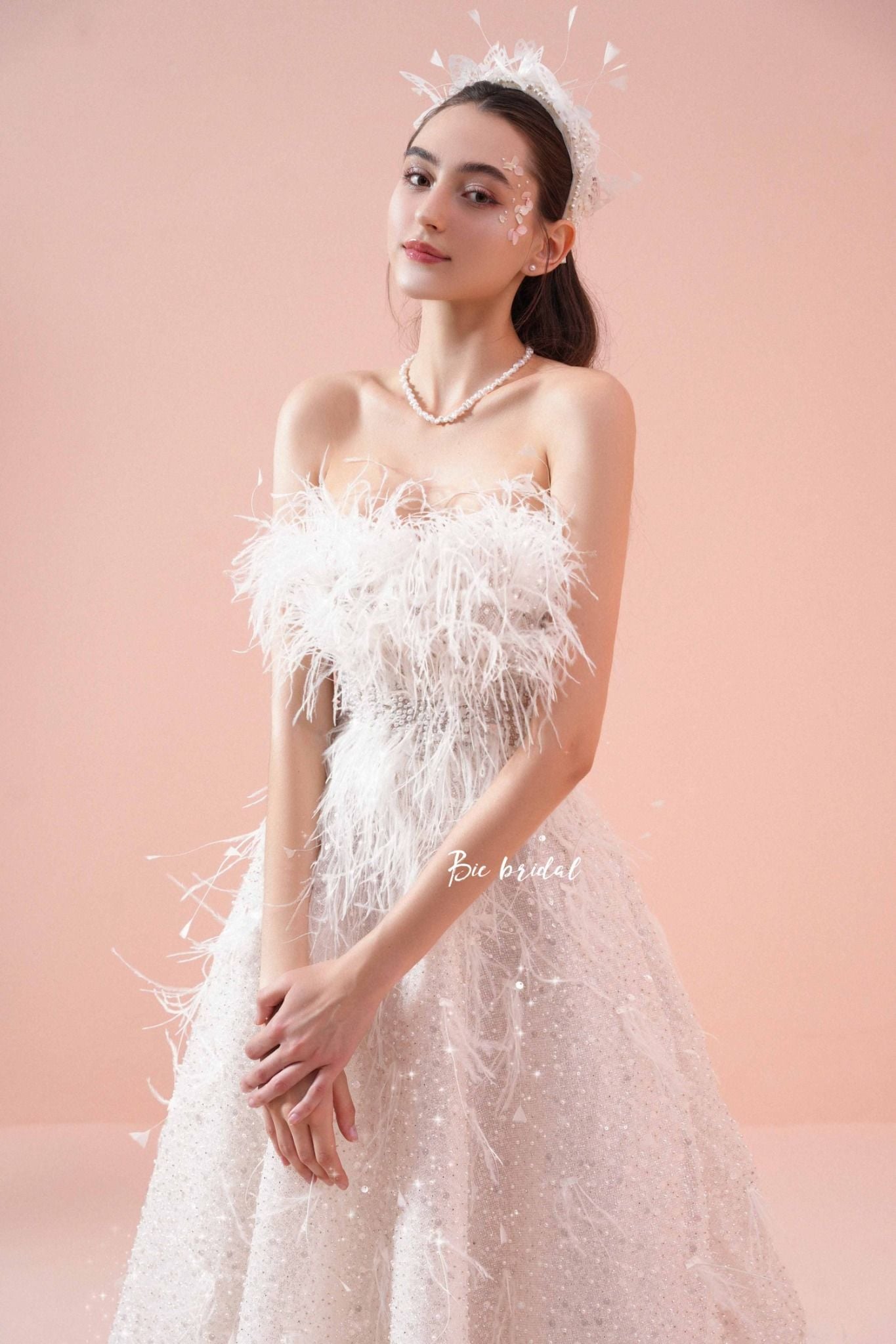 Elegant Feather Strapless Wedding Dress for Timeless Bridal Glamour