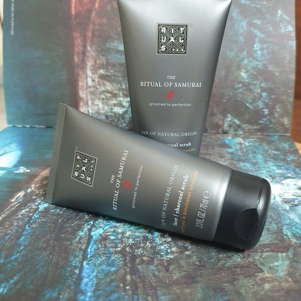 Tẩy tế bào chết cho mặt The Ritual of Samurai Face charcoal scrub 70ml