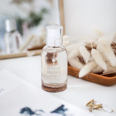 Sữa tắm tạo bọt Molton Brown Suede Orris Bath & Shower Gel 300ml