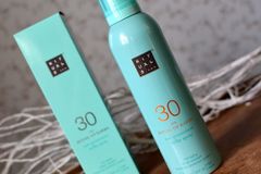 Chai xịt chông nắng Rituals Karma Sun Protection Milky Spray SPF30 200ml